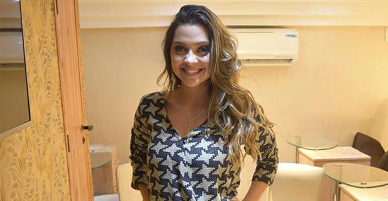 Polliana Aleixo mostra a sua paixão por esmaltes