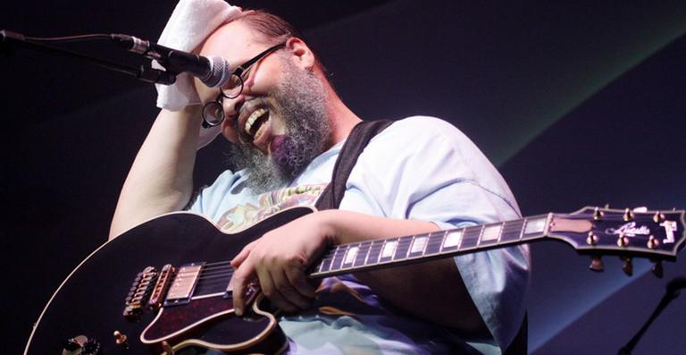 Após declaração polêmica, Ed Motta abre show com ‘Manuel’