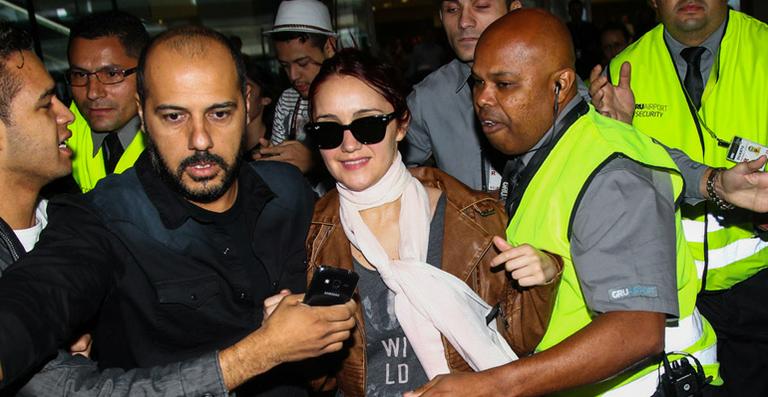 Ex-RBD Dulce María causa tumulto ao chegar em São Paulo