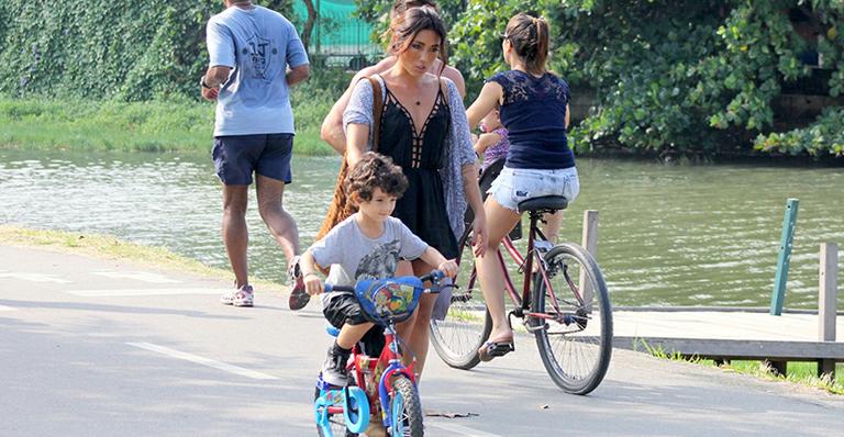 Dani Suzuki acompanha o filho em passeio de bicicleta no Rio de Janeiro