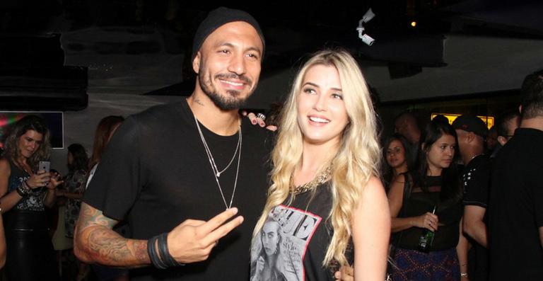 Agora morena, ex-BBB Aline Gotschalg leva o filho para conhecer o mar