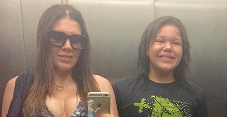 Simony exibe barriga sarada em foto com a filha: ‘Unidas por uma vida saudável’