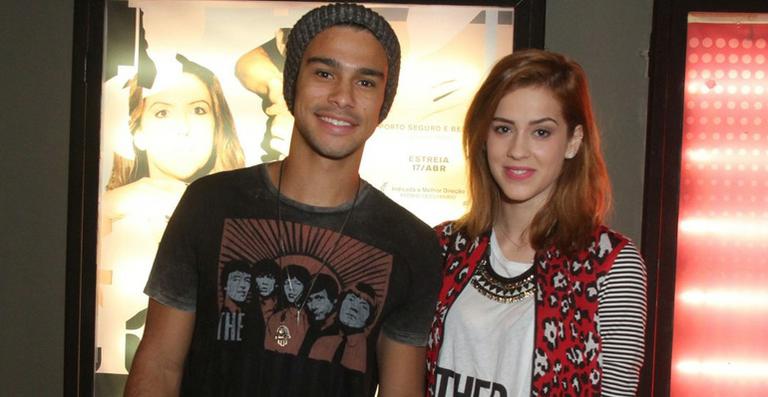 Sérgio Malheiros e Sophia Abrahão vão de mãos dadas ao teatro