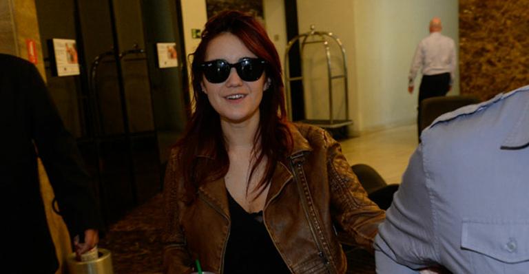 Dulce María é fotografada saindo de hotel em São Paulo. Veja!