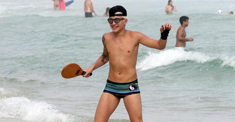 Após tombo, MC Gui aparece jogando bola e frescobol na praia