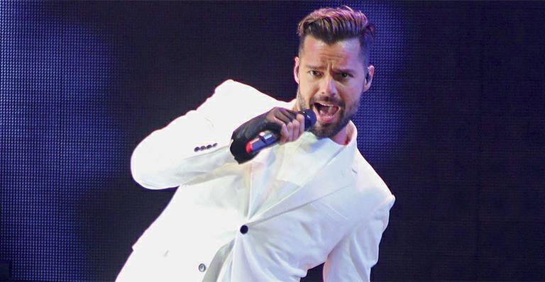 Aos 43 anos, Ricky Martin posa sem camisa e mostra boa forma