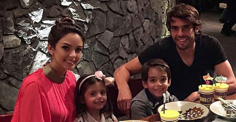 Kaká comemora aniversário em jantar com a família