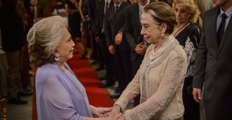 Babilônia: Teresa e Estela se casam com muita emoção