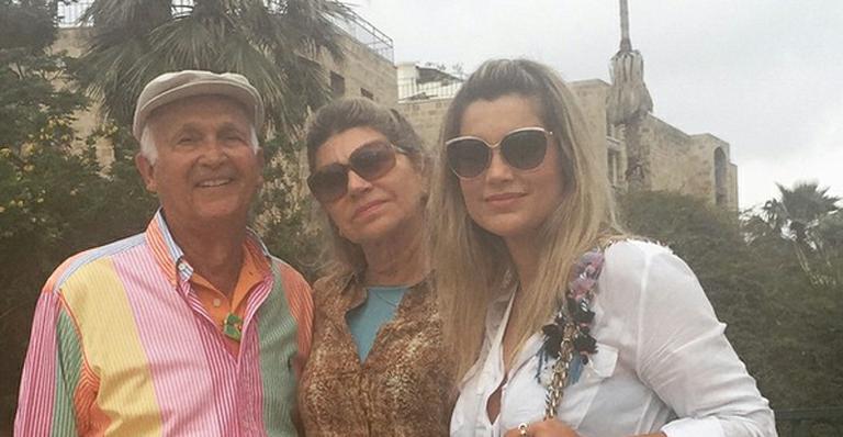 Flávia Alessandra viaja com os pais para Israel