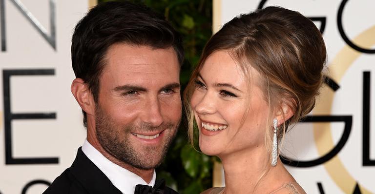 Mulher de Adam Levine, Behati Prinsloo, exibe a barriguinha de grávida
