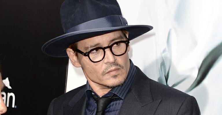 Johnny Depp aparece irreconhecível para viver chefe do crime em novo filme