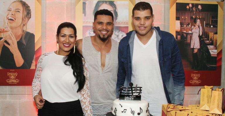 Naldo recebe famosos no aniversário de 36 anos