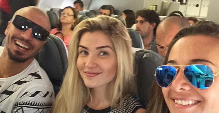 Ex-BBBs Fernando e Aline viajam juntos para a Bahia