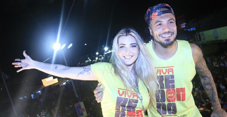 Ex-BBBs Aline e Fernando dançam juntinhos em micareta na Bahia