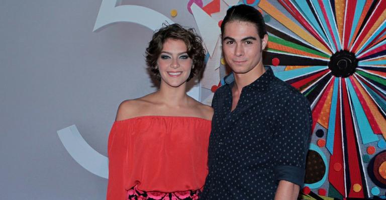 Isabella Santoni e Rafael Vitti vão juntos à festa da Globo