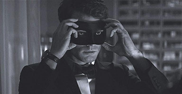 Divulgada a primeira foto de Christian Grey em ‘Cinquenta Tons Mais Escuros’