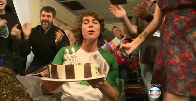 No dia em que completa 20 anos, ‘Malhação’ ganha bolo e parabéns do elenco atual