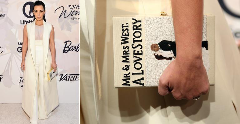 Kim Kardashian usa bolsa com desenho de seu casamento