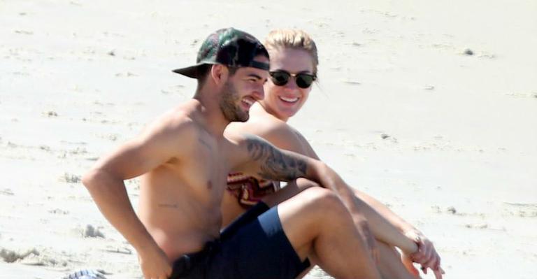 Fiorella Mattheis e Alexandre Pato curtem dia de praia no Rio de Janeiro