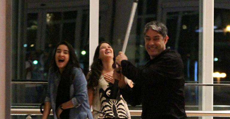 William Bonner é flagrado com a família em shopping e reage com bom humor