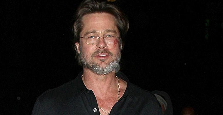 Brad Pitt aparece com rosto machucado após tombo em escada