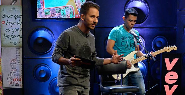 Junior Lima estreia como apresentador na internet