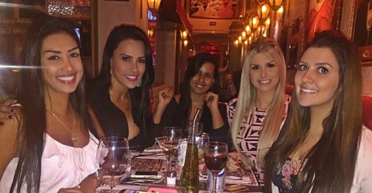 Encontro de ex-BBBs: Amanda Djehdian janta com amigas em São Paulo