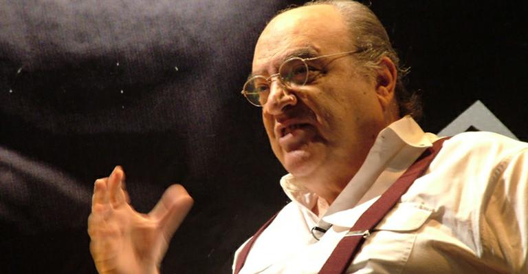 Morre aos 82 anos Antônio Abujamra, de ‘Que Rei Sou Eu?’ e do programa ‘Provocações’