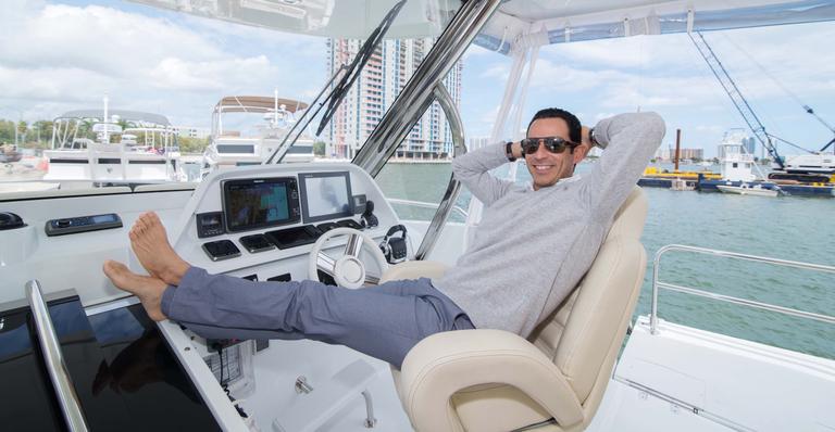 Pit stop em alto-mar do piloto Helio Castroneves