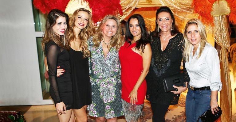 Mônica Carvalho festeja seus 44 anos com festa árabe