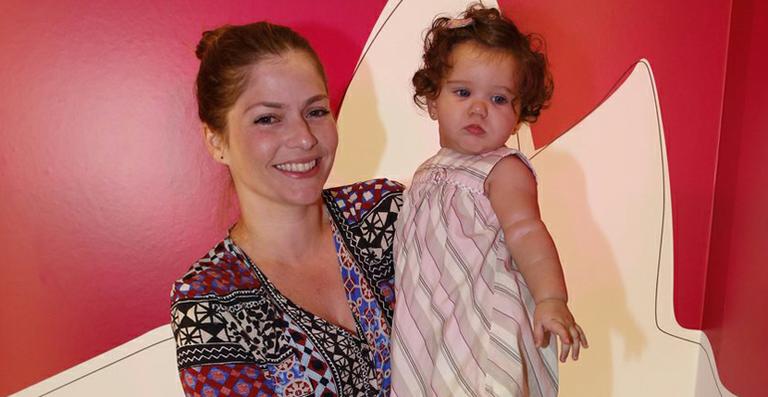 Ana Paula Tabalipa surge com a filha, Mia, em evento