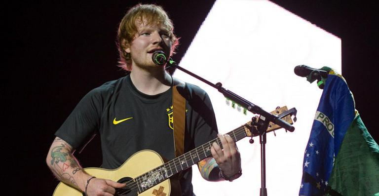 Com camisa da seleção, Ed Sheeran canta em SP