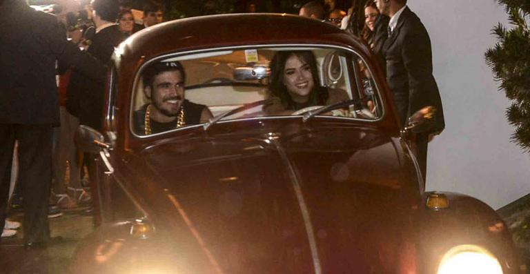 Caio Castro e Maria Casadevall vão de fusca em festa de novela