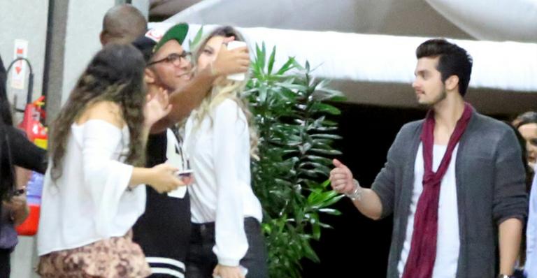Com o cantor, irmã de Luan Santana é tietada no Rio