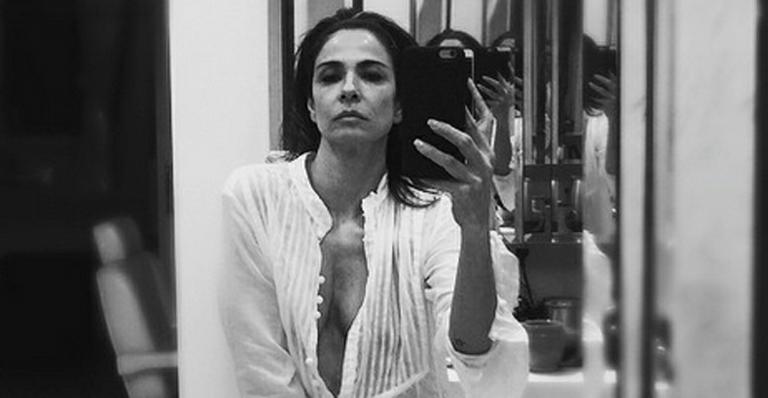 Uau! Luciana Gimenez publica foto com camisola transparente e sem lingerie