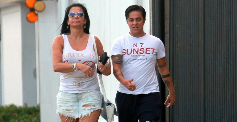 Thammy Miranda passeia com a mãe, Gretchen, no Rio