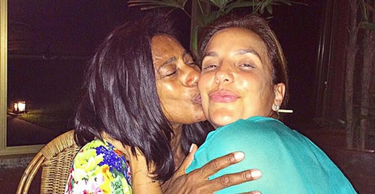 Gloria Maria defende Ivete Sangalo após críticas em foto sem maquiagem