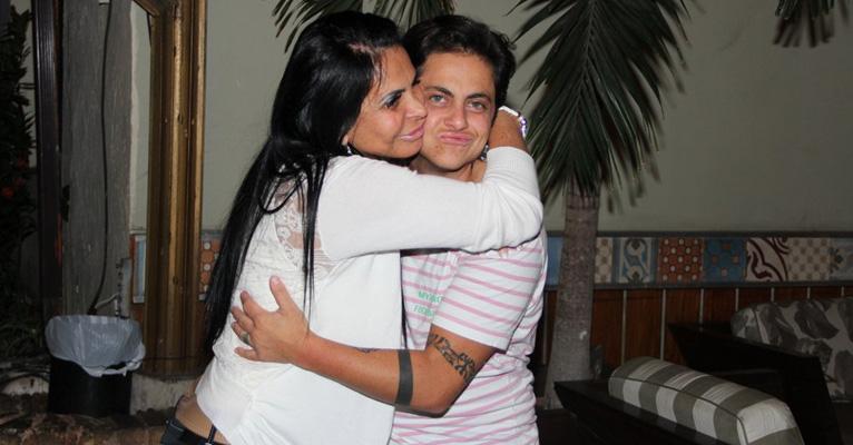 Thammy Miranda janta com Viviane Araújo e amigos e ganha carinho de Gretchen