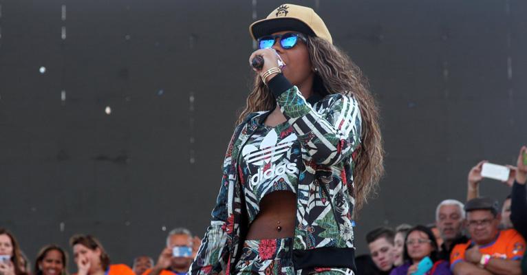 Após lipoaspiração, Ludmilla exibe barriga sarada em show em São Paulo