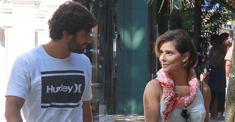 Noivado? Grávida, Deborah Secco exibe anel igual ao de Hugo Moura em passeio