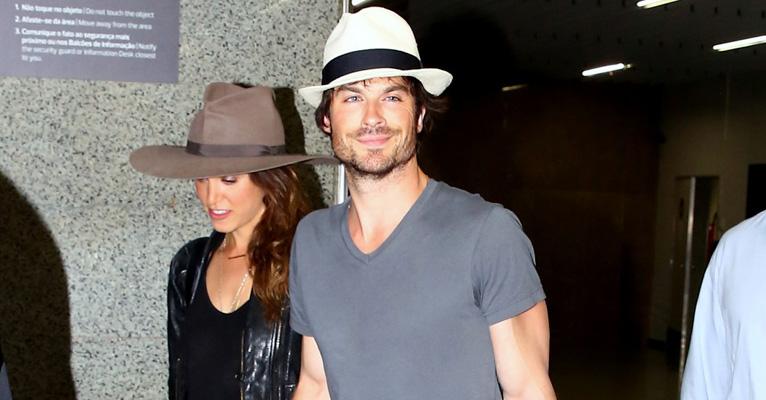 Ian Somerhalder e Nikki Reed chegam ao Brasil para curtir Lua de Mel