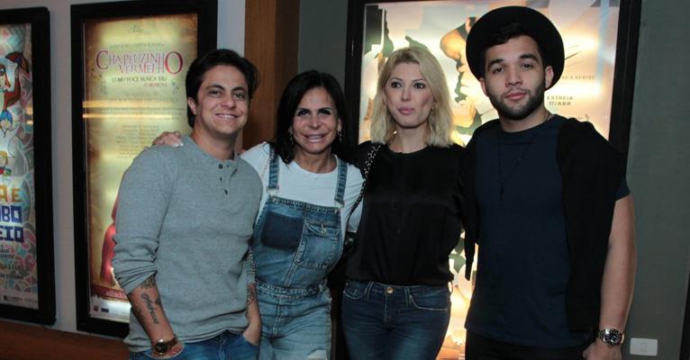 Thammy Miranda, Gretchen e Antônia Fontenelle vão ao teatro juntas