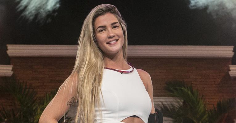 Ostentação! Ex-BBB Aline Gotschalg exibe corpão em passeio de barco