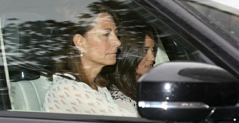 Já em casa, Kate Middleton recebe a visita da irmã e da mãe