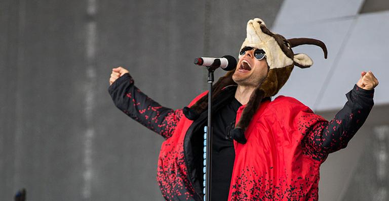 Jared Leto usa chapéu de rena em show do ’30 Seconds to Mars’