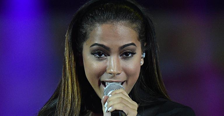 Ousadia! Anitta posa de microvestido, aposta no saltão e esbanja sensualidade