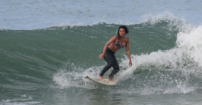 Aos 37 anos, Daniele Suzuki exibe boa forma em dia de surfe