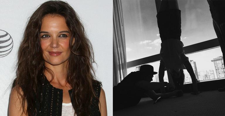 Katie Holmes corta o cabelo de ponta-cabeça? para o baile do MET