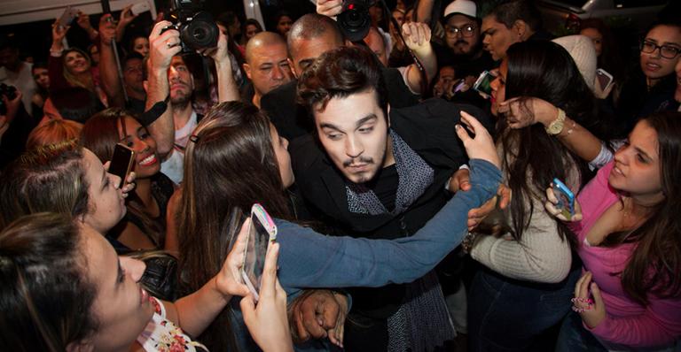 Luan Santana é agarrado por fãs em evento em São Paulo