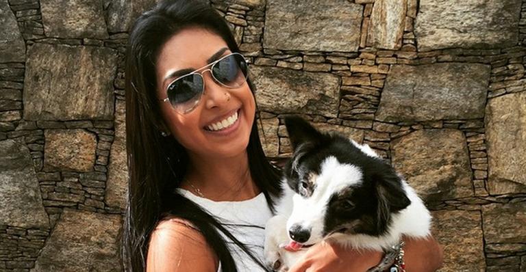 Amanda Djehdian mostra sua cachorrinha que sofre com doença